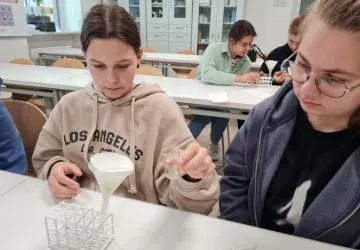 uczniowie na warsztatach mikroskopowych