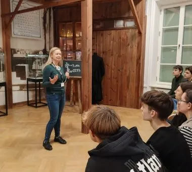 Lekcja chemii z Marią Skłodowską – Curie