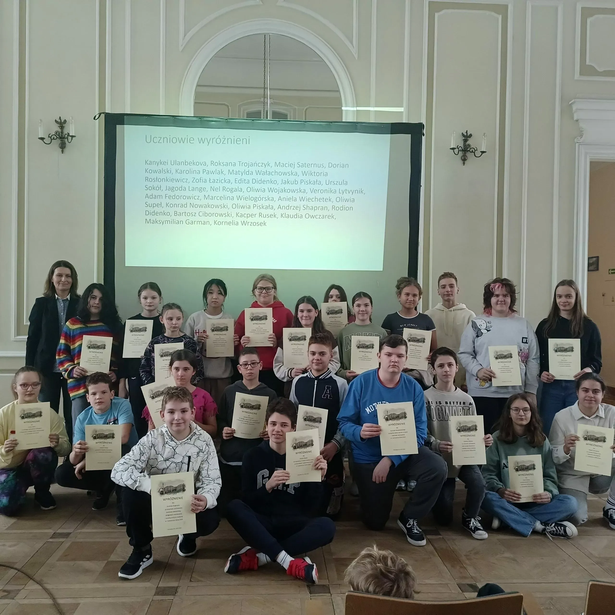 Uczniowie z klas 4-8 szkoły podstawowej