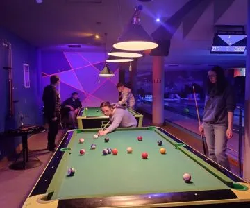 uczniowie grają w bilard