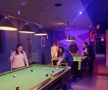 uczniowie grają w bilard