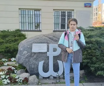 uczennica przy pomniku