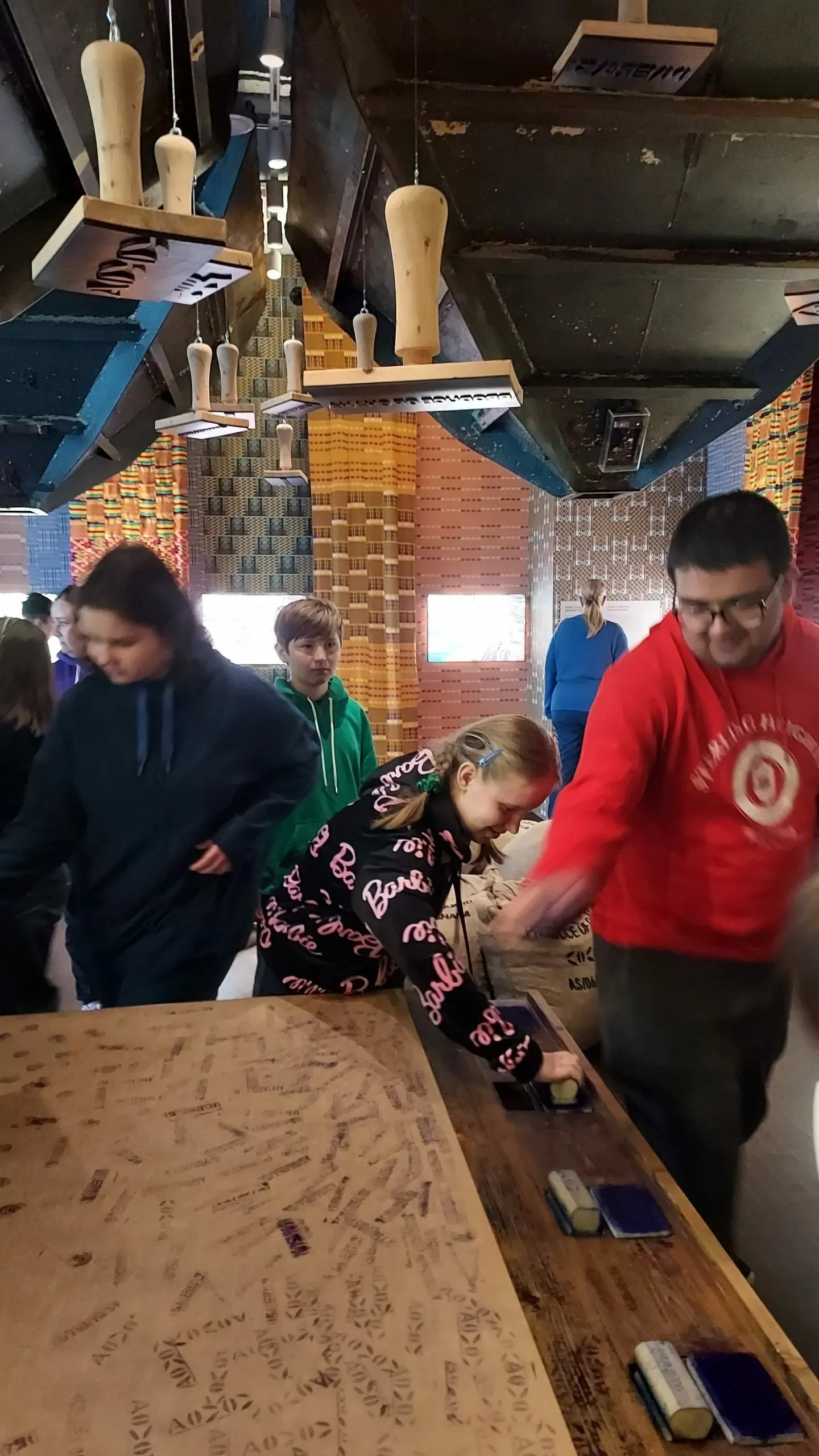 uczniowie zwiedzają Fabrykę Czekolady