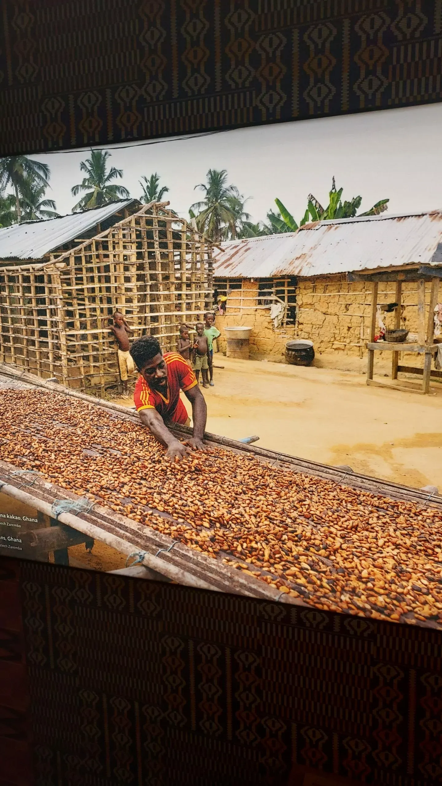 uczniowie zwiedzają Fabrykę Czekolady