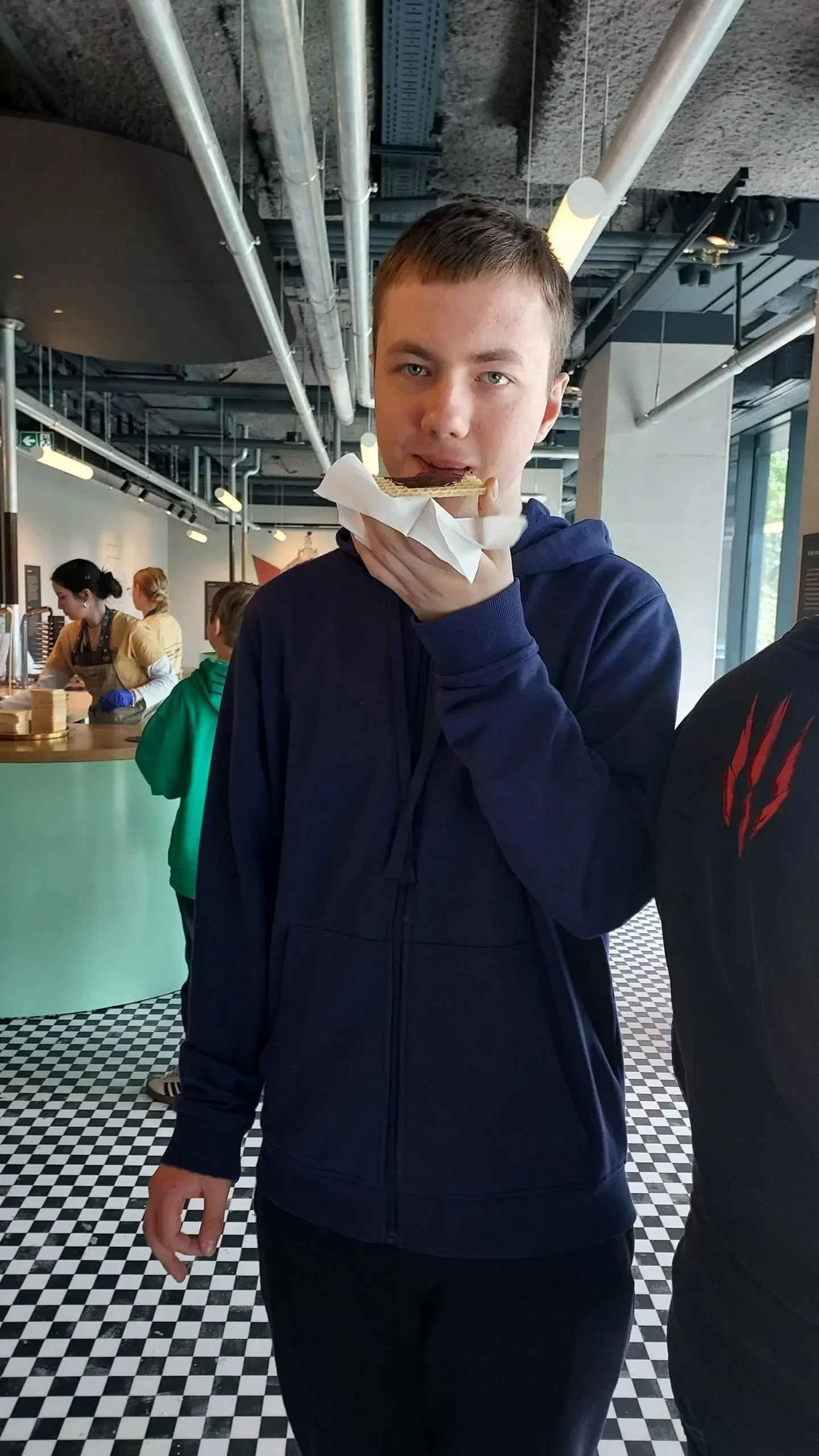 uczniowie zwiedzają Fabrykę Czekolady