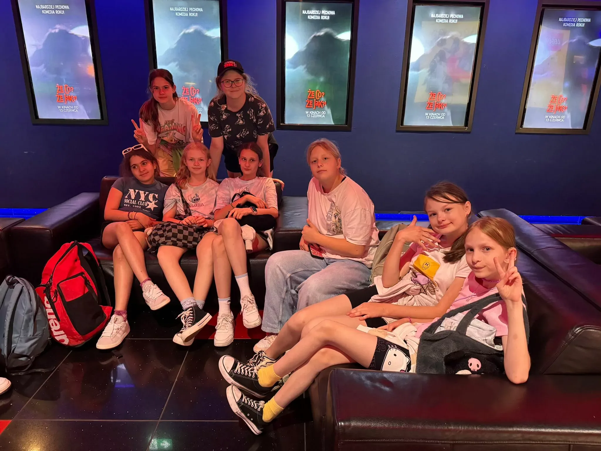 uczniowie w kinie