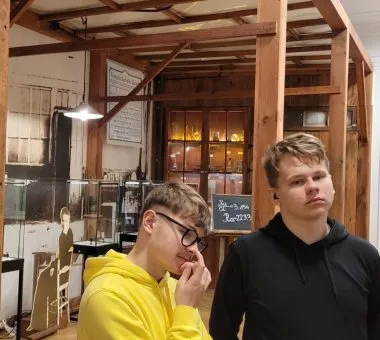 Lekcja chemii z Marią Skłodowską – Curie