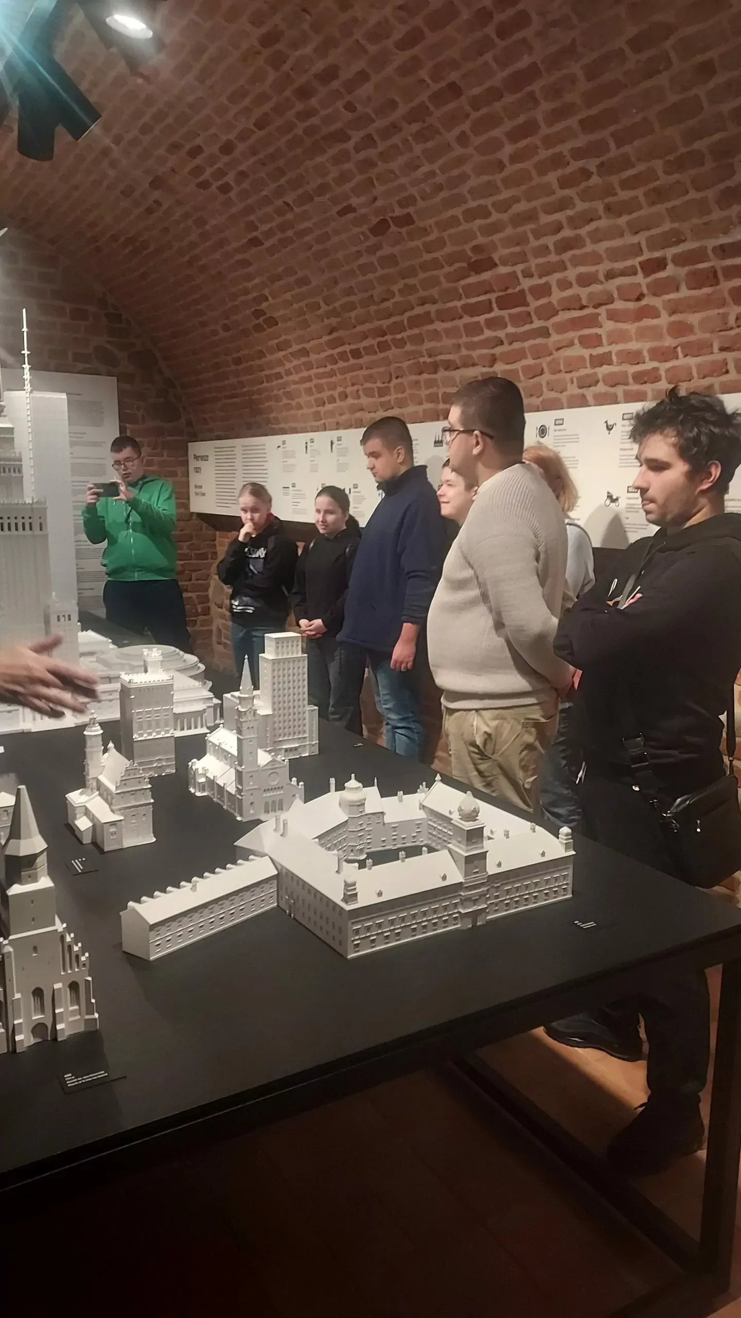 uczniowie na wycieczce