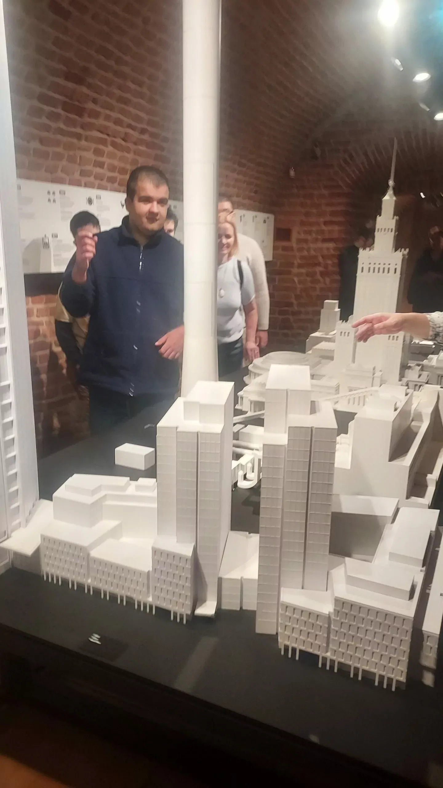 uczniowie na wycieczce