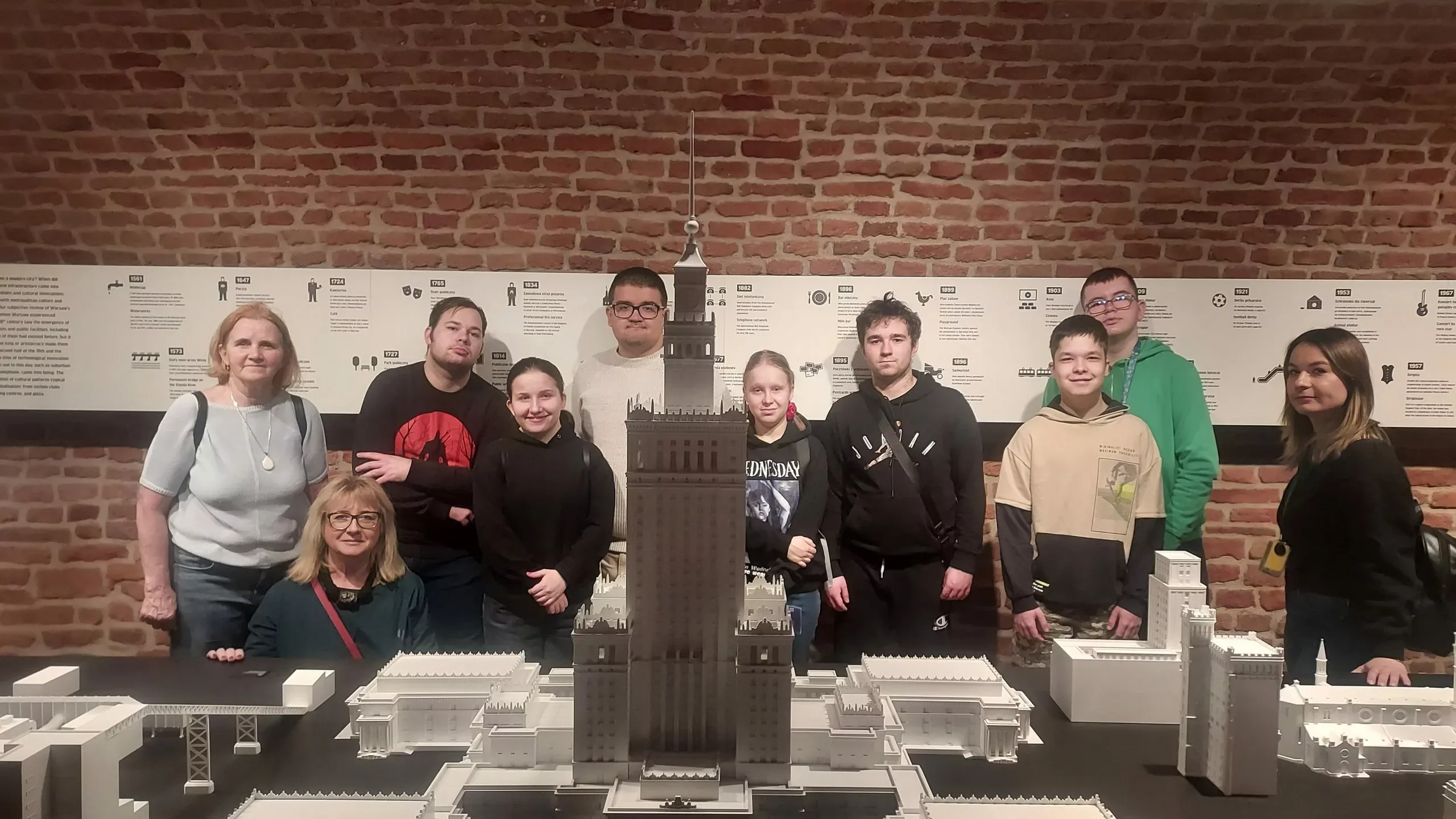 uczniowie na wycieczce