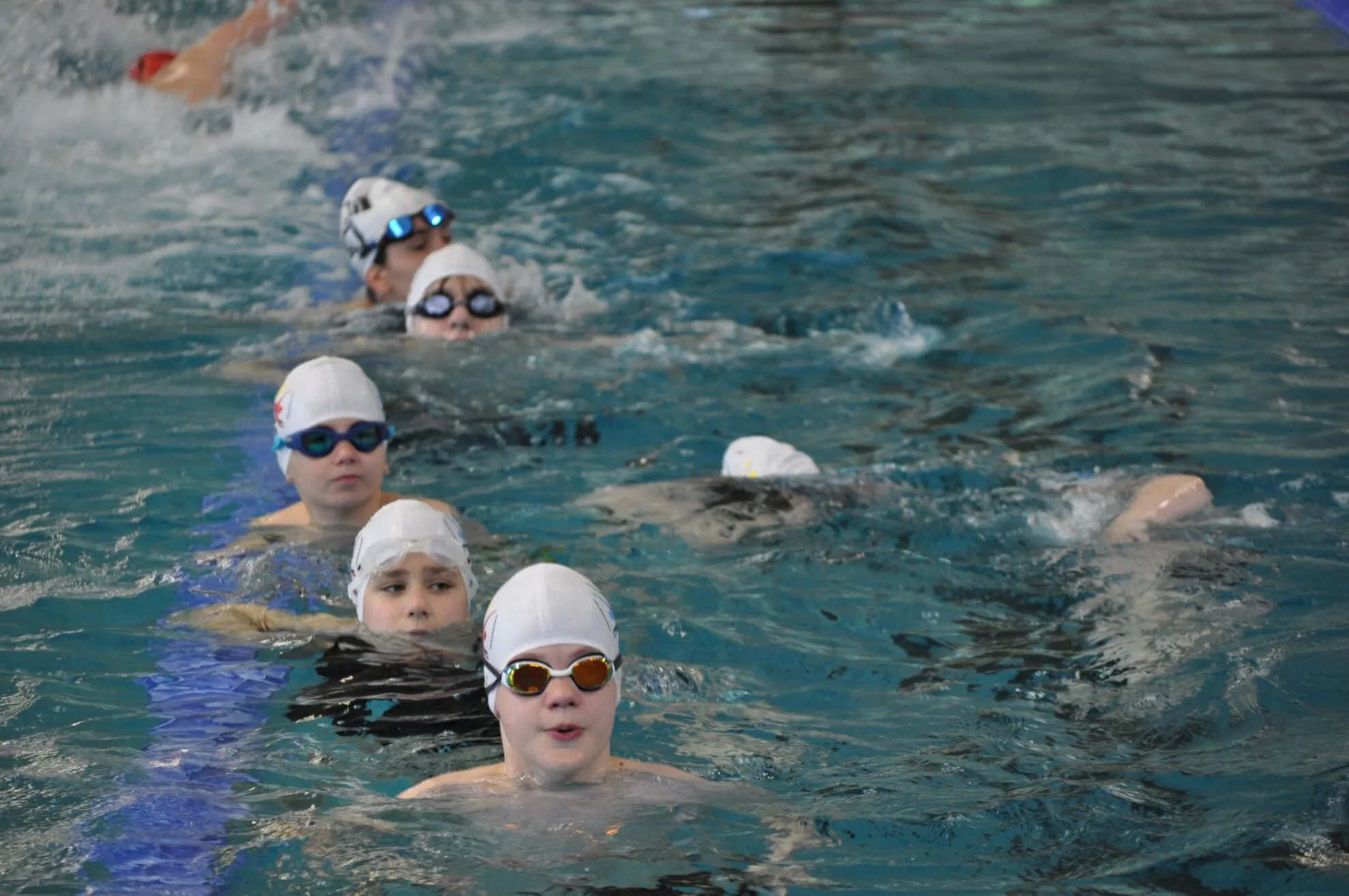 uczniowie pływający w basenie