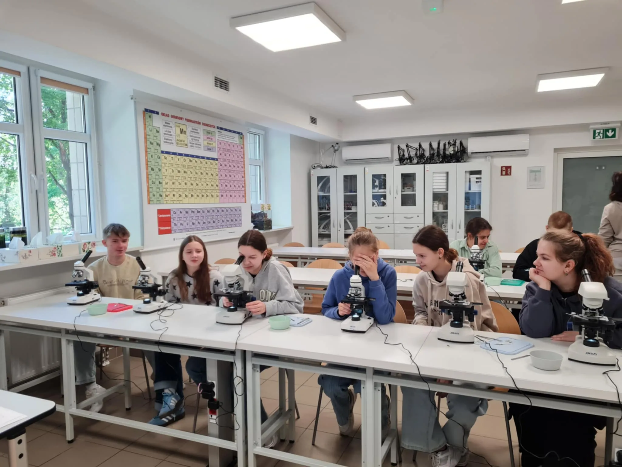 uczniowie na warsztatach mikroskopowych