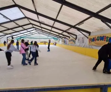 uczniowie jeżdżą na łyżwach