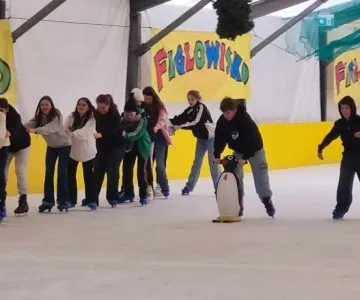 uczniowie jeżdżą na łyżwach