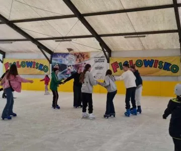 uczniowie jeżdżą na łyżwach