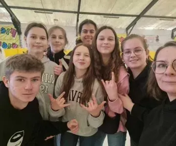 uczniowie jeżdżą na łyżwach