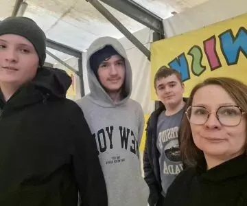 uczniowie jeżdżą na łyżwach