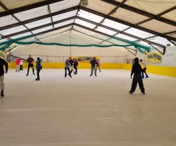 uczniowie jeżdżą na łyżwach