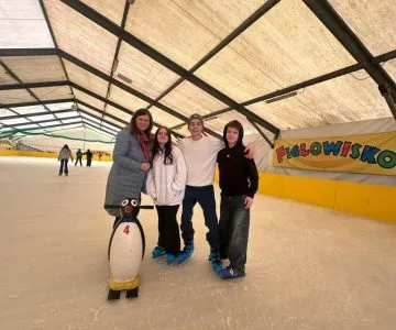 uczniowie jeżdżą na łyżwach