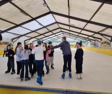 uczniowie jeżdżą na łyżwach