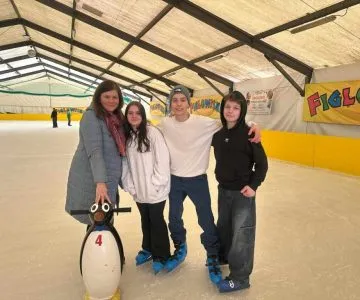 uczniowie jeżdżą na łyżwach