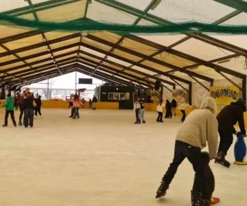 uczniowie jeżdżą na łyżwach