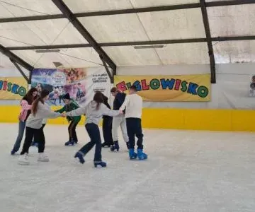 uczniowie jeżdżą na łyżwach