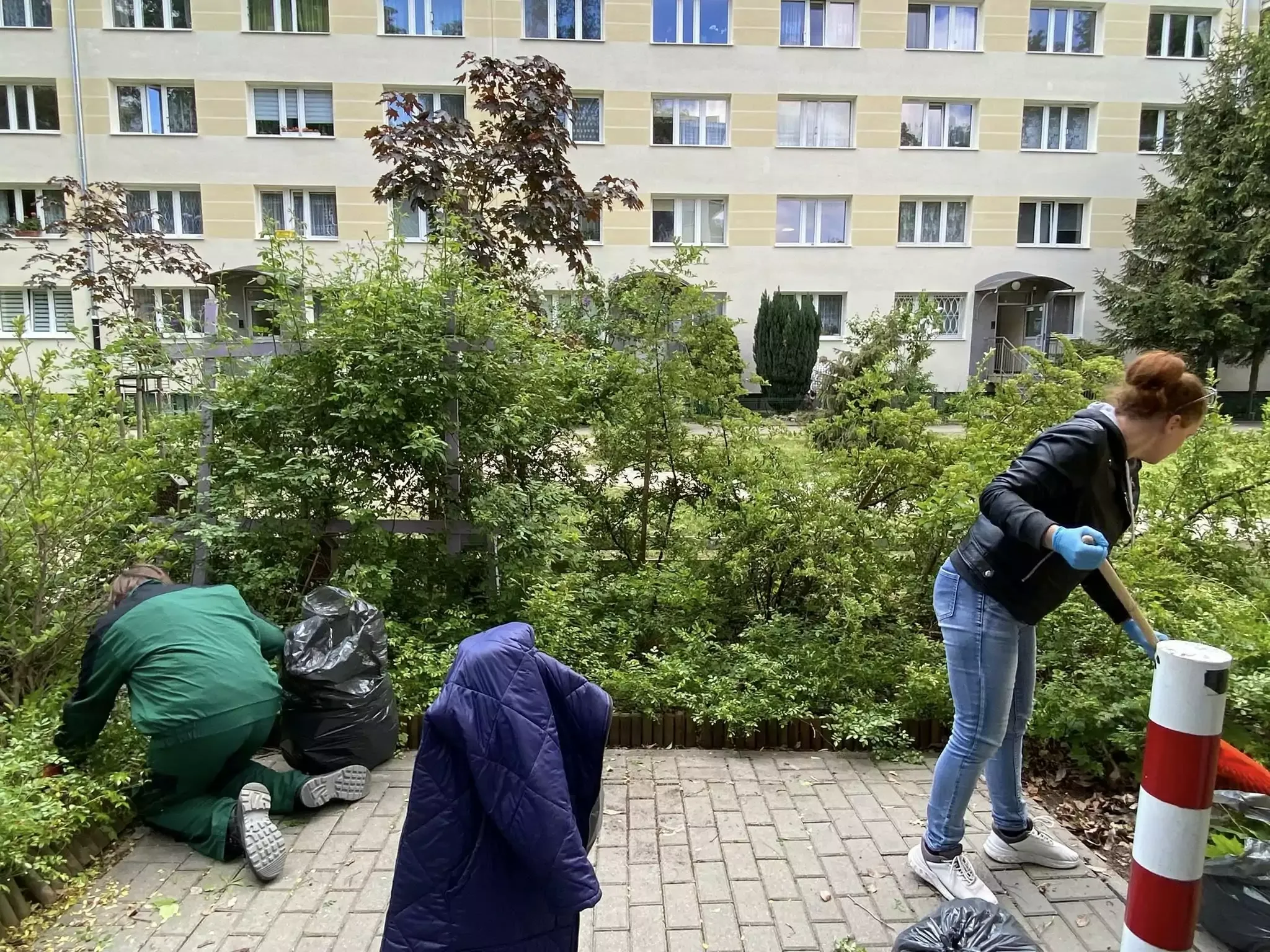 Uczniowie pomagają seniorom