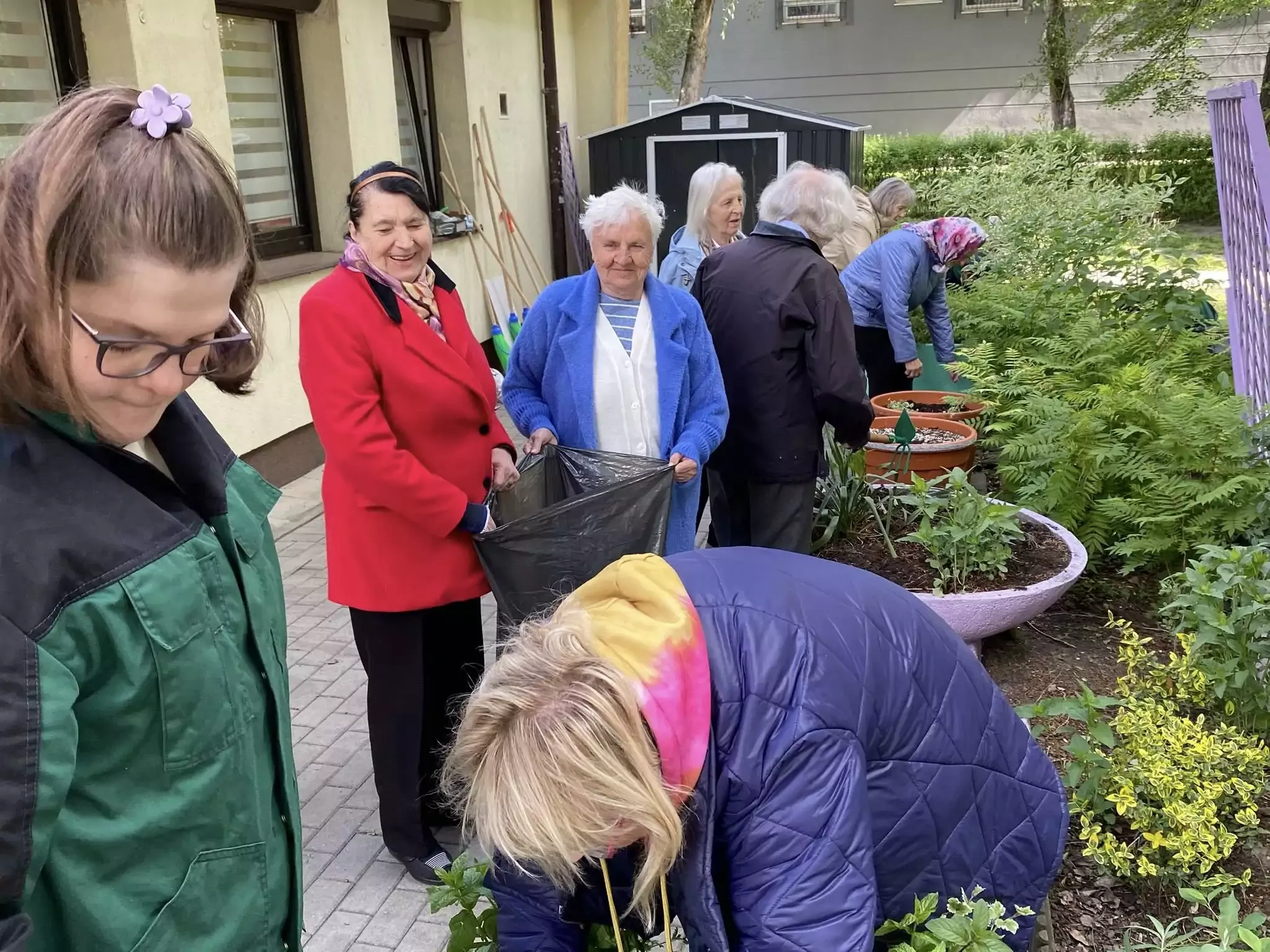 Uczniowie pomagają seniorom