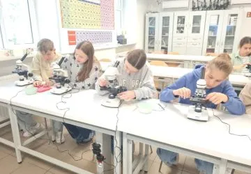 uczniowie na warsztatach mikroskopowych