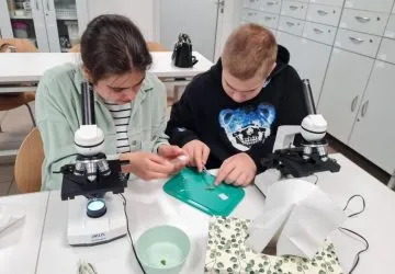 uczniowie na warsztatach mikroskopowych
