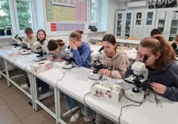 uczniowie na warsztatach mikroskopowych