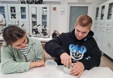 uczniowie na warsztatach mikroskopowych