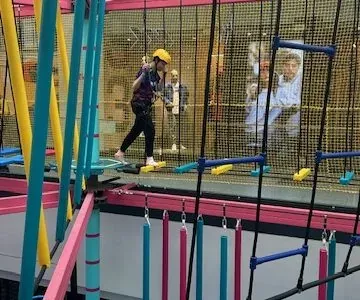 uczniowie na wycieczce