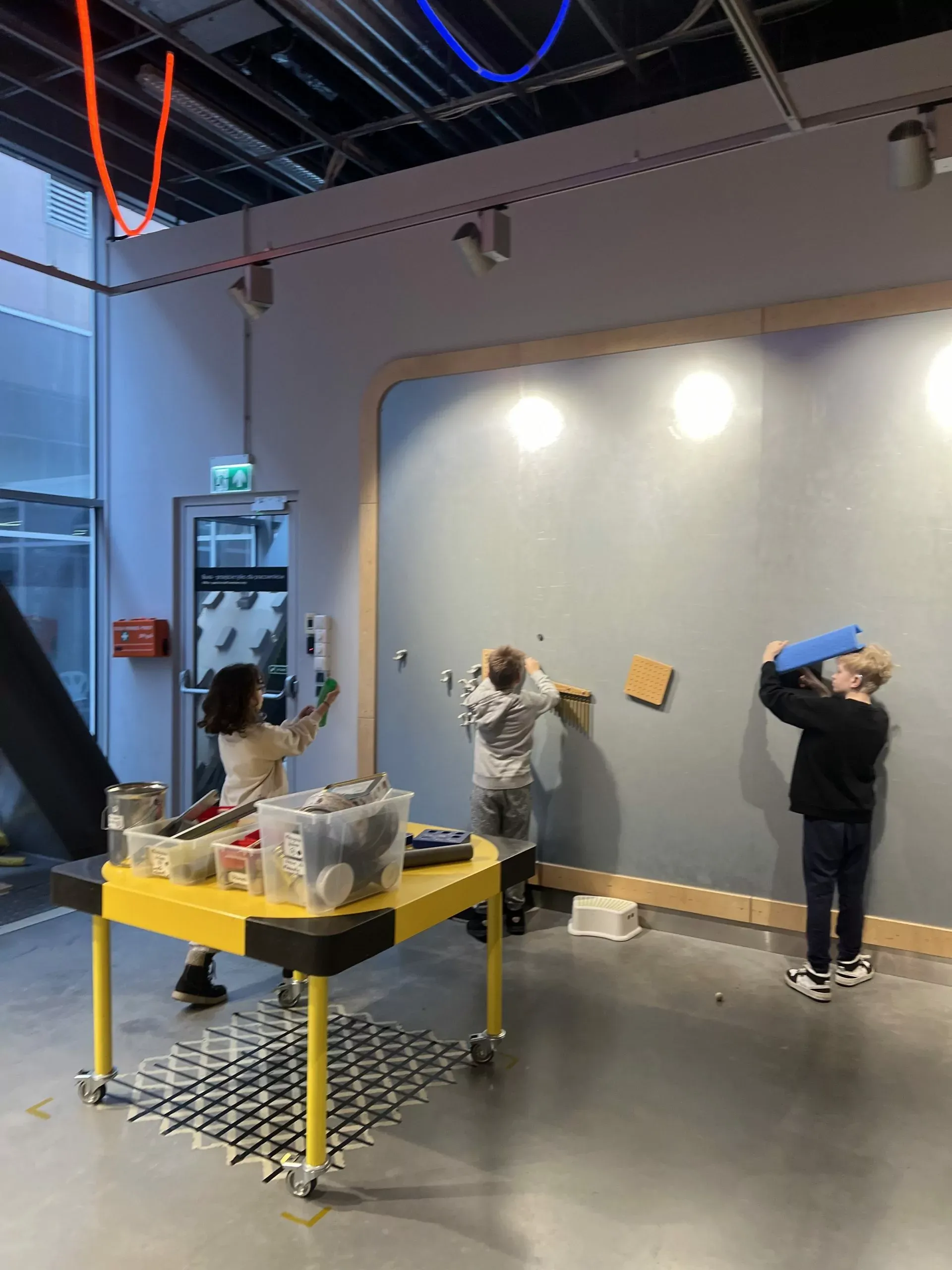 uczniowie na wycieczce do Centrum Nauki Kopernik