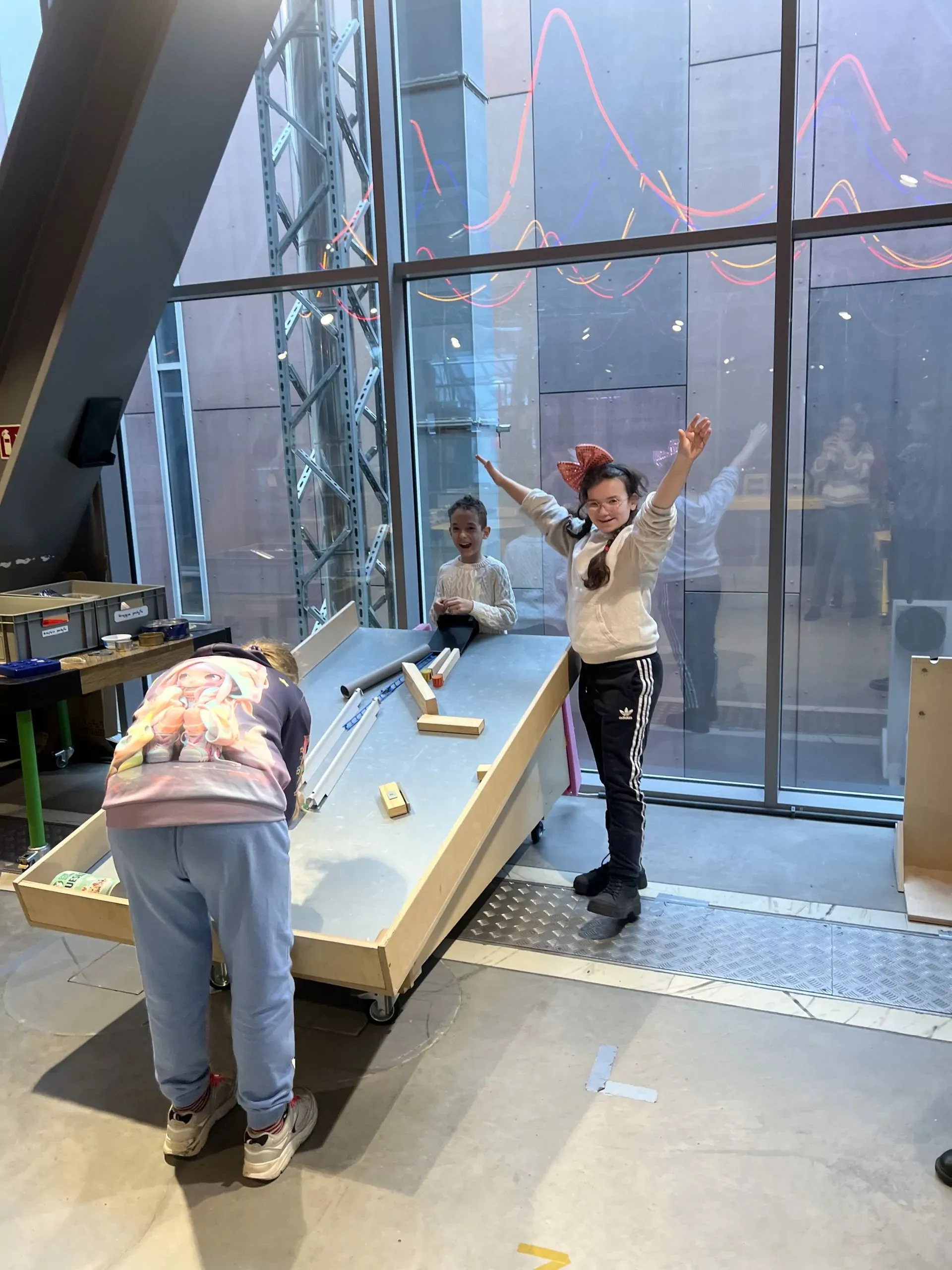 uczniowie na wycieczce do Centrum Nauki Kopernik