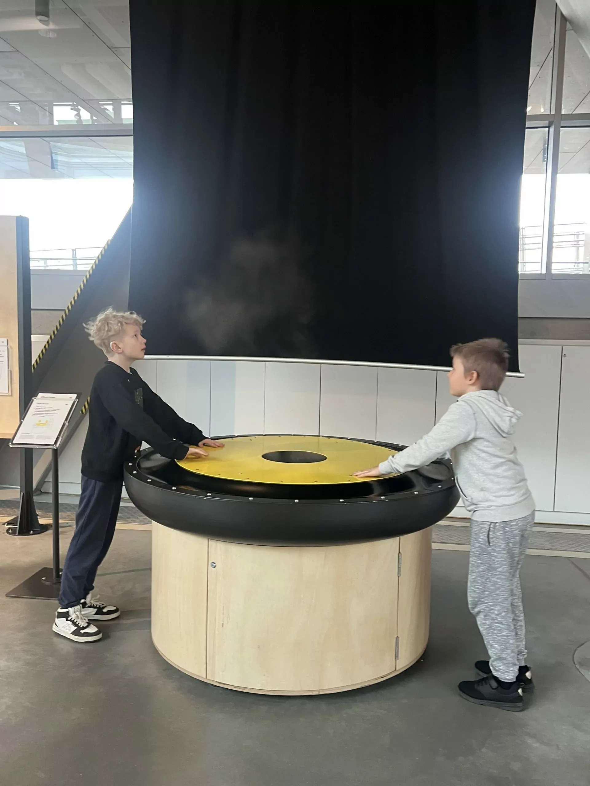 uczniowie na wycieczce do Centrum Nauki Kopernik