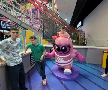 uczniowie na wycieczce