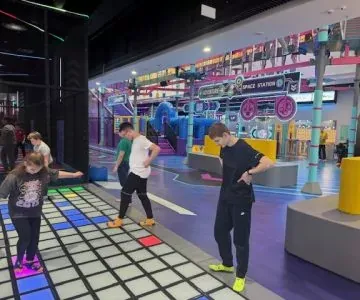 uczniowie na wycieczce