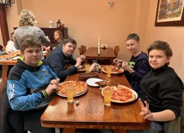 uczniowie na wycieczce