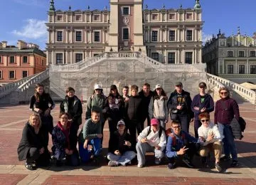 uczniowie na wycieczce