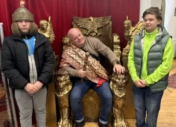 uczniowie na wycieczce