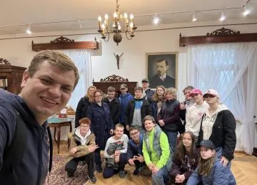 uczniowie na wycieczce