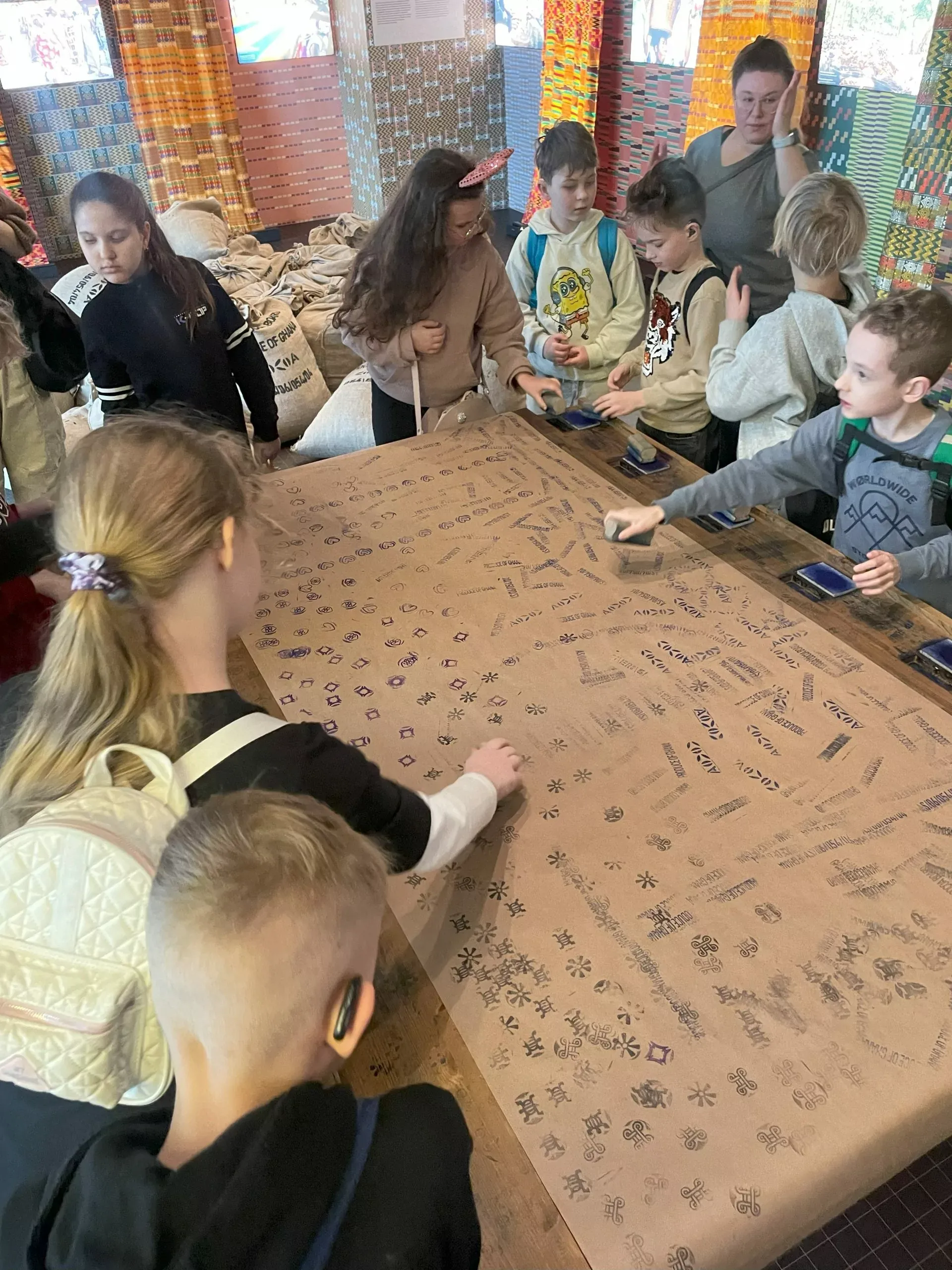 uczniowie odwiedzają Fabrykę Czekolady