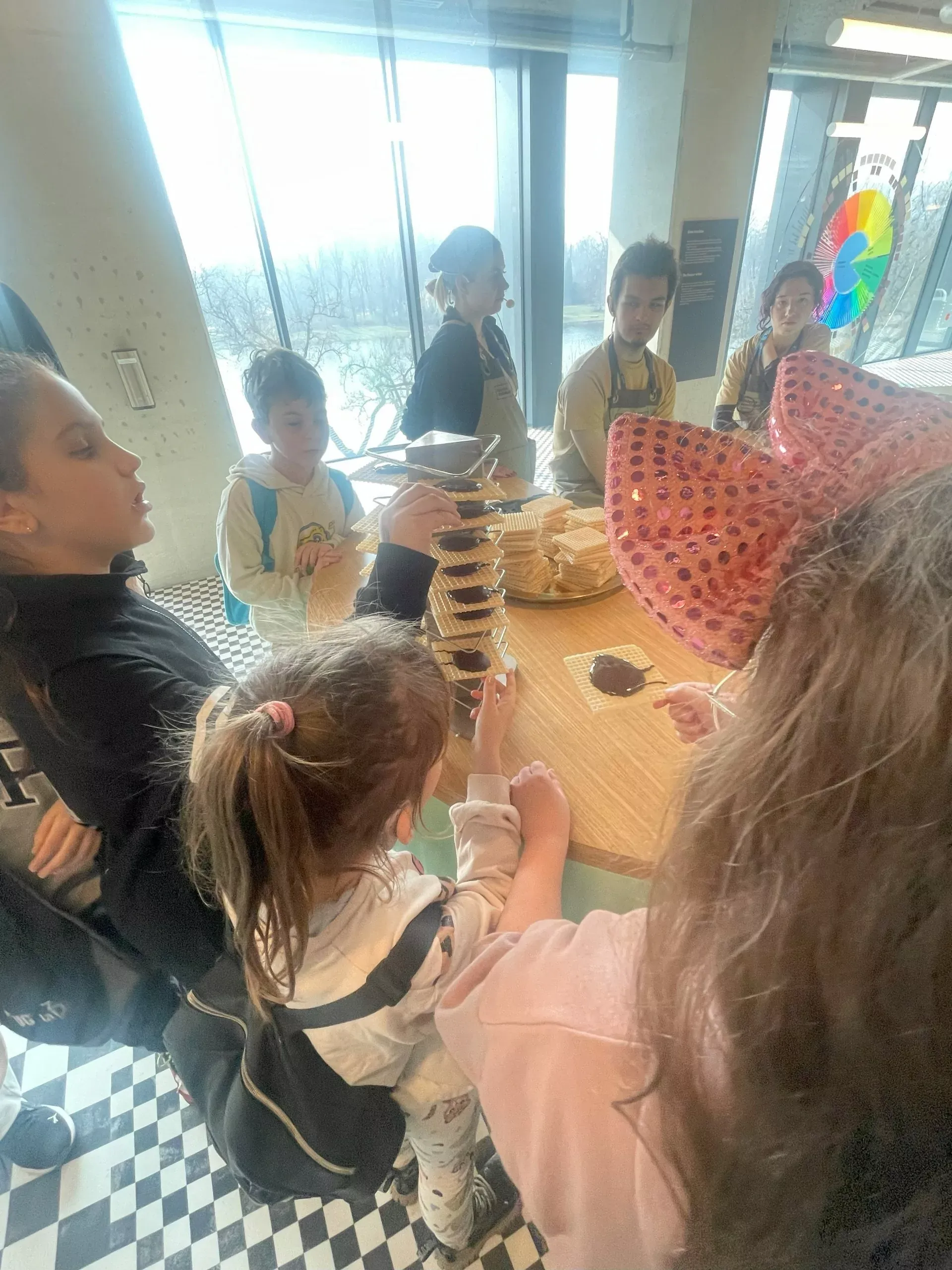 uczniowie odwiedzają Fabrykę Czekolady