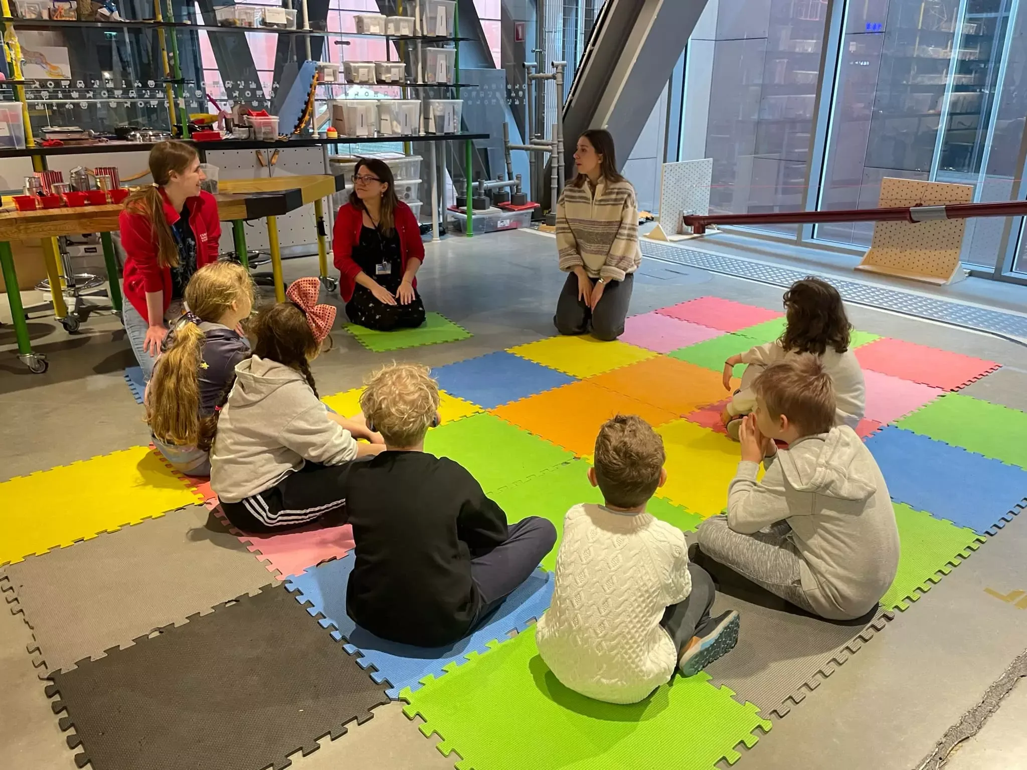 uczniowie na wycieczce do Centrum Nauki Kopernik