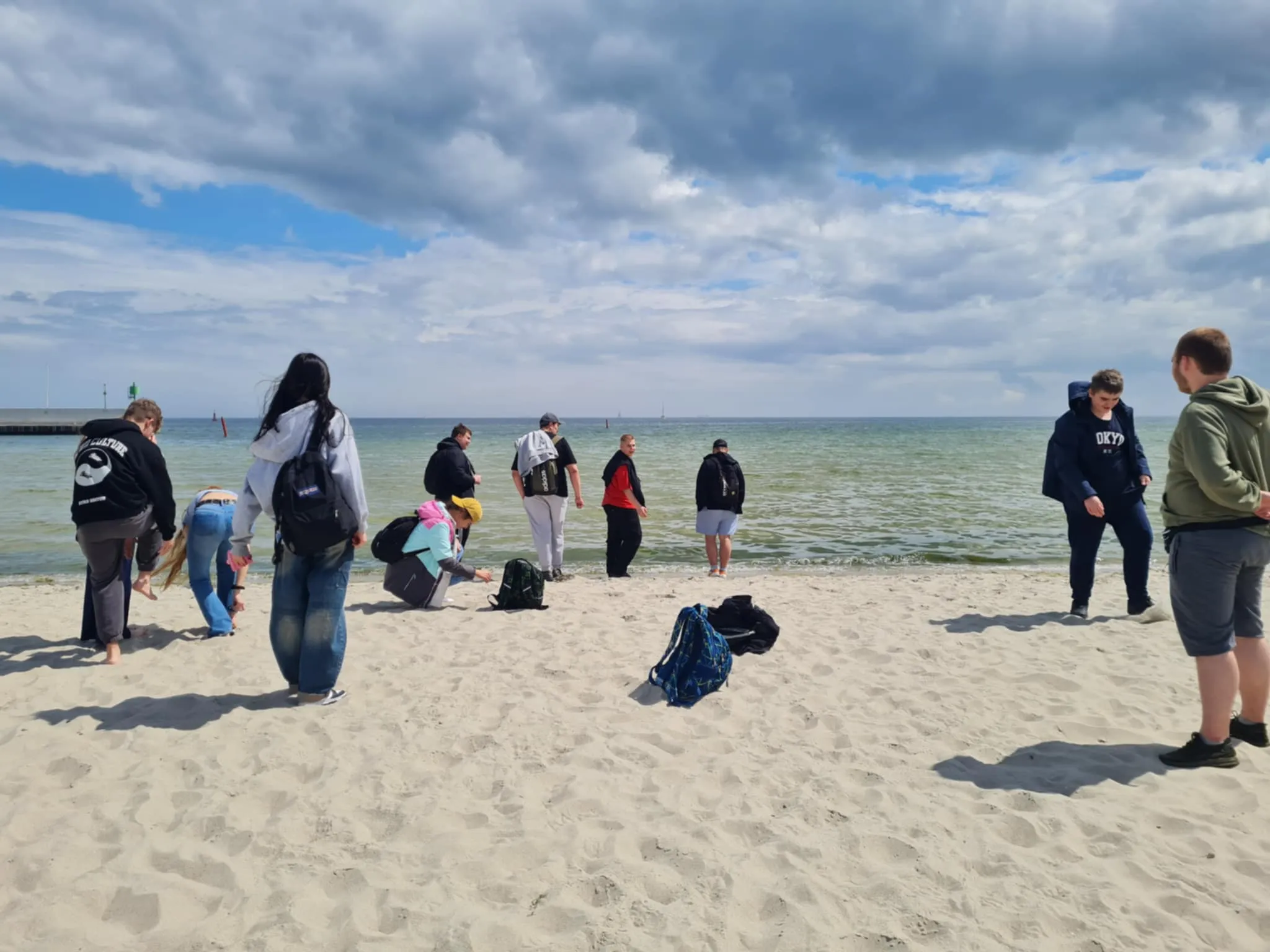 uczniowie nad morzem