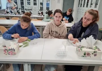 uczniowie na warsztatach mikroskopowych