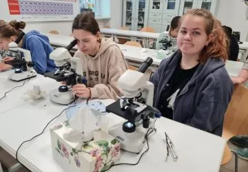 uczniowie na warsztatach mikroskopowych