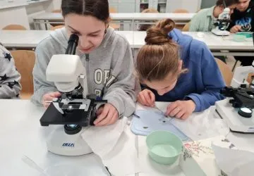 uczniowie na warsztatach mikroskopowych